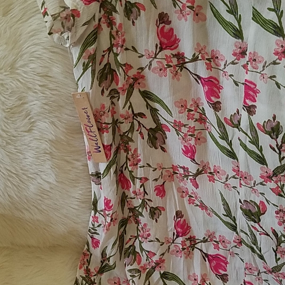 Gorgeous floral top - Picture 5 of 5